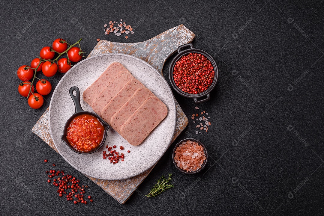 Delicioso presunto enlatado com especiarias rosa ou presunto com sal, especiarias e ervas