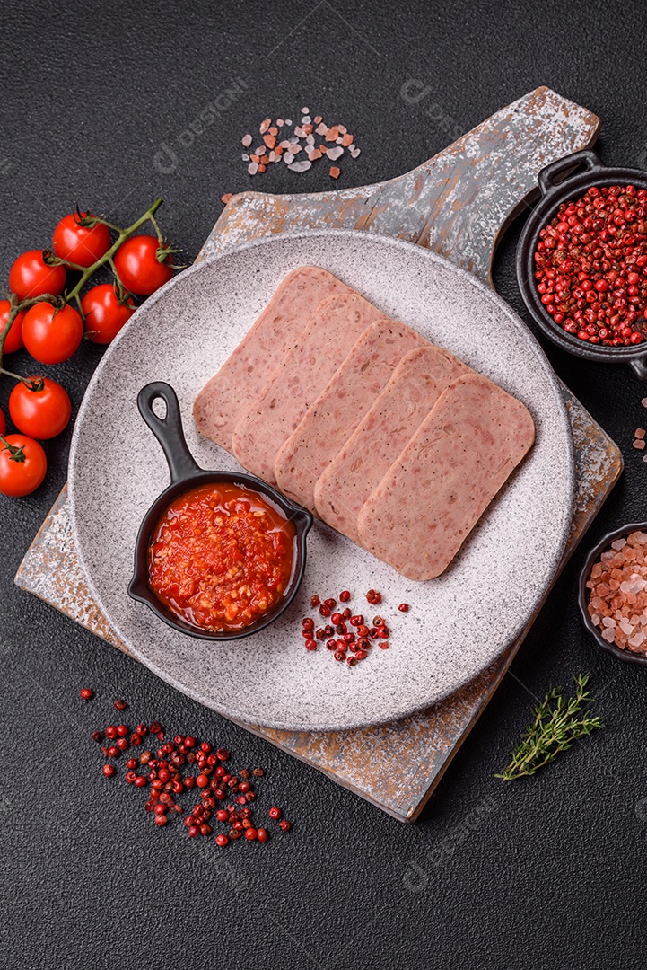 Delicioso presunto enlatado com especiarias rosa ou presunto com sal, especiarias e ervas