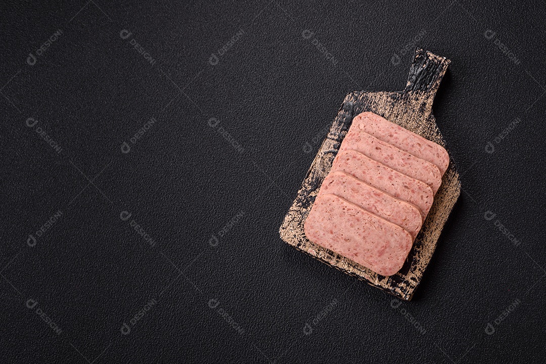 Delicioso presunto enlatado com especiarias rosa ou presunto com sal, especiarias e ervas