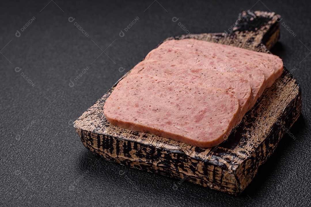 Delicioso presunto enlatado com especiarias rosa ou presunto com sal, especiarias e ervas