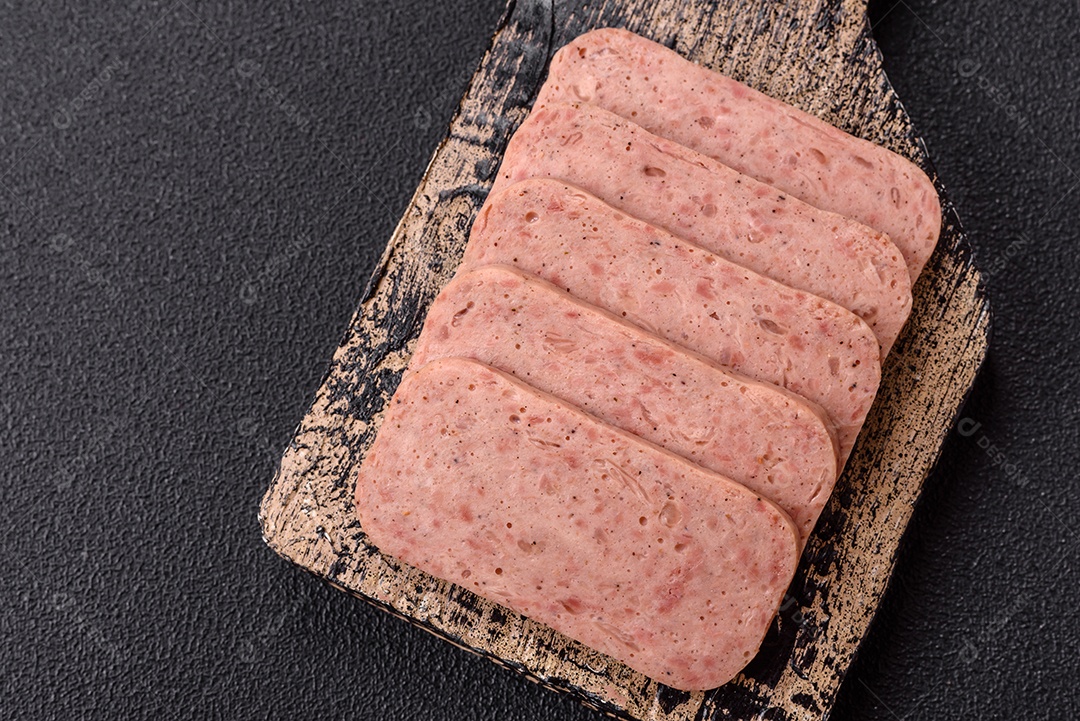 Delicioso presunto enlatado com especiarias rosa ou presunto com sal, especiarias e ervas