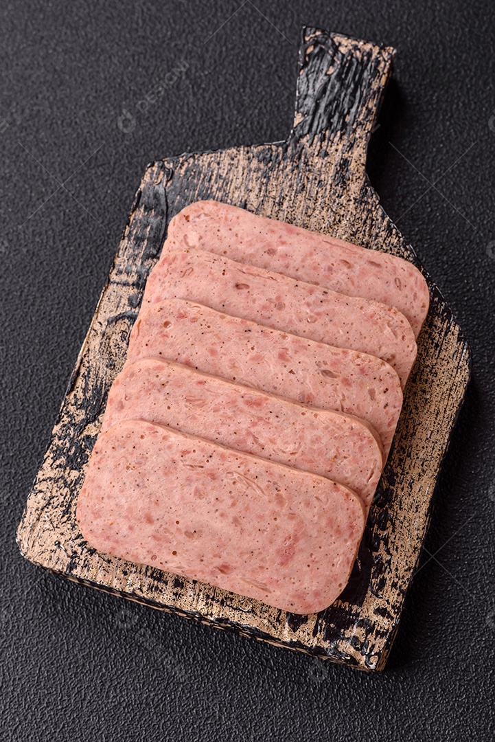 Delicioso presunto enlatado com especiarias rosa ou presunto com sal, especiarias e ervas