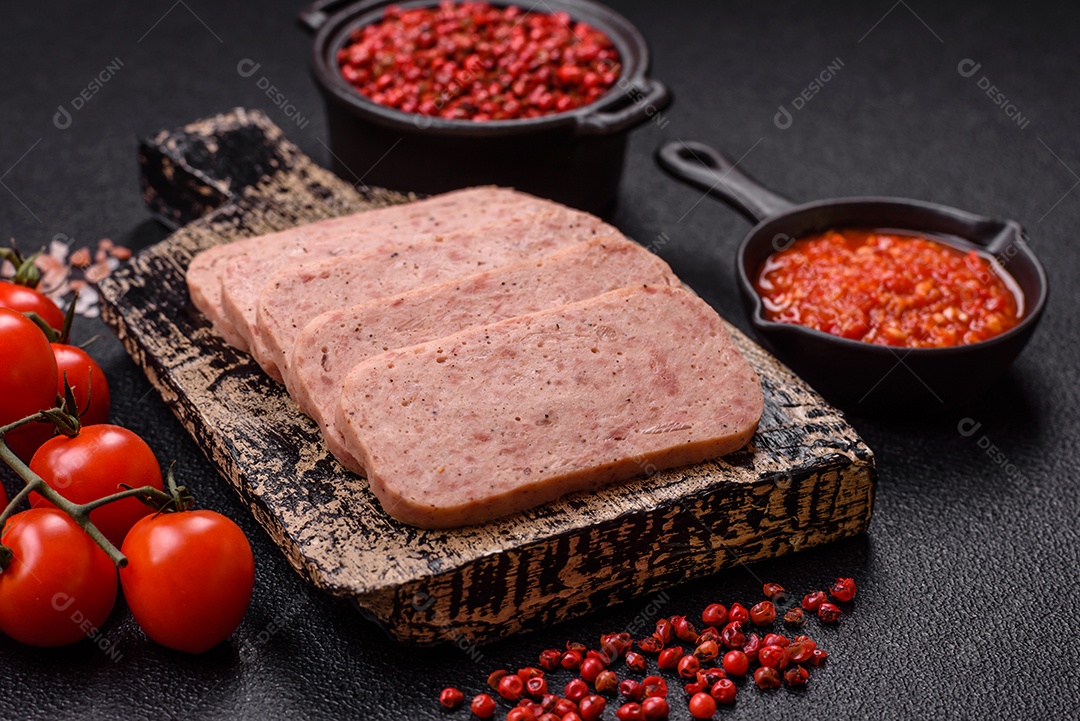 Delicioso presunto enlatado com especiarias rosa ou presunto com sal, especiarias e ervas