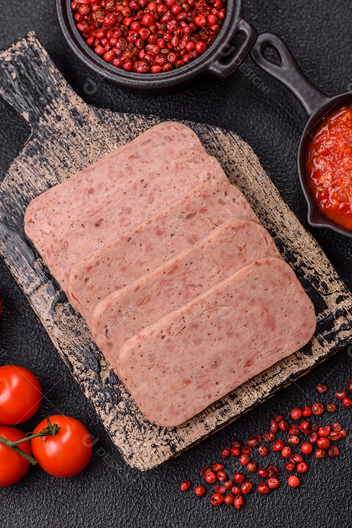 Delicioso presunto enlatado com especiarias rosa ou presunto com sal, especiarias e ervas