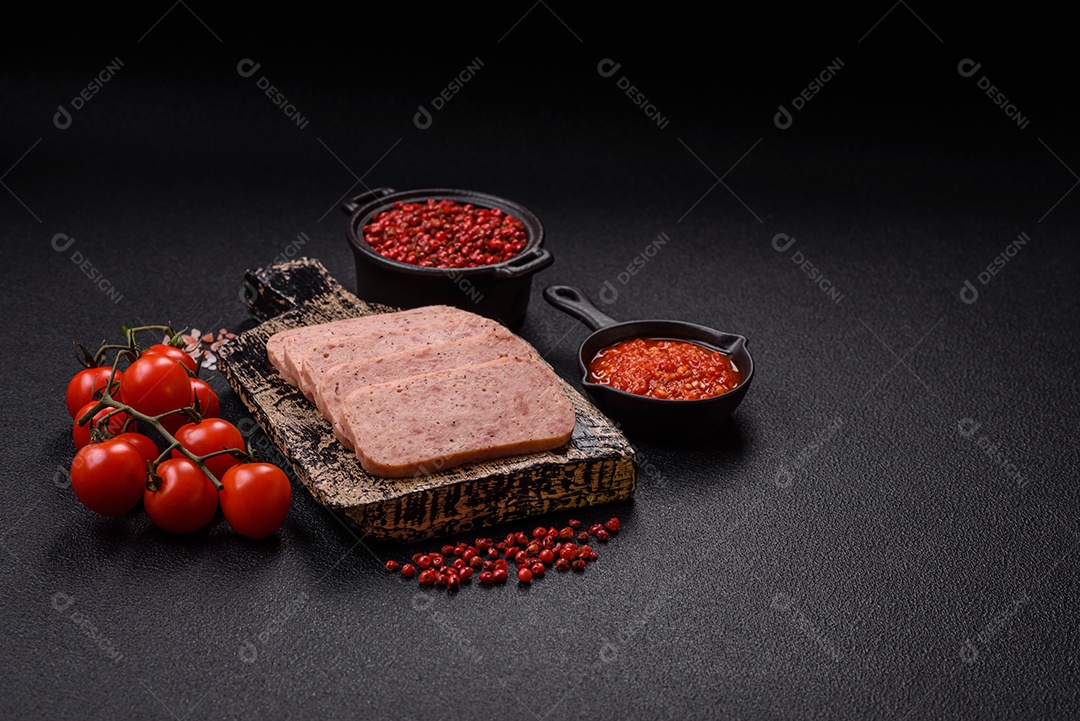 Biscoitos doces de aveia com creme de manteiga ou manteiga de amendoim e nozes em fundo de concreto escuro