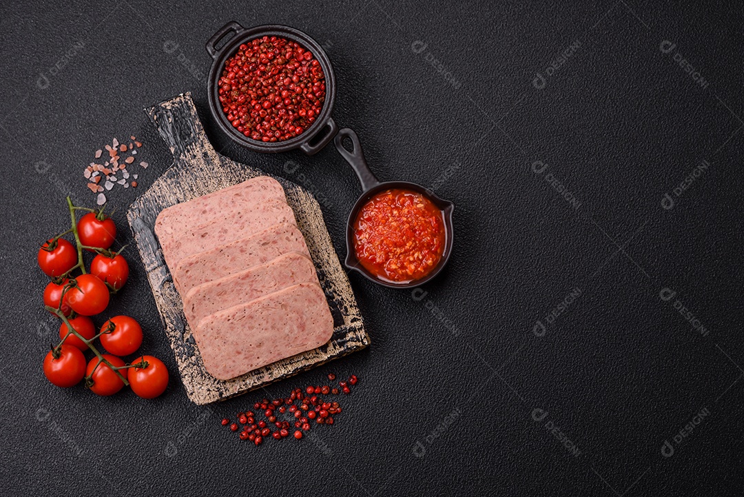 Delicioso presunto enlatado com especiarias rosa ou presunto com sal, especiarias e ervas