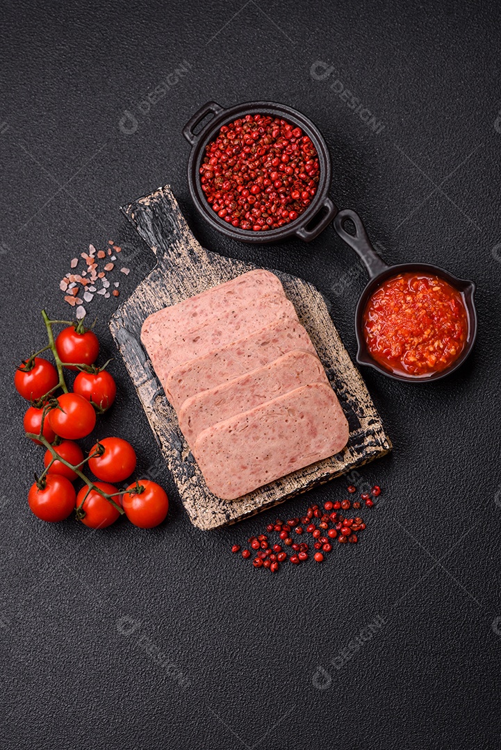 Delicioso presunto enlatado com especiarias rosa ou presunto com sal, especiarias e ervas