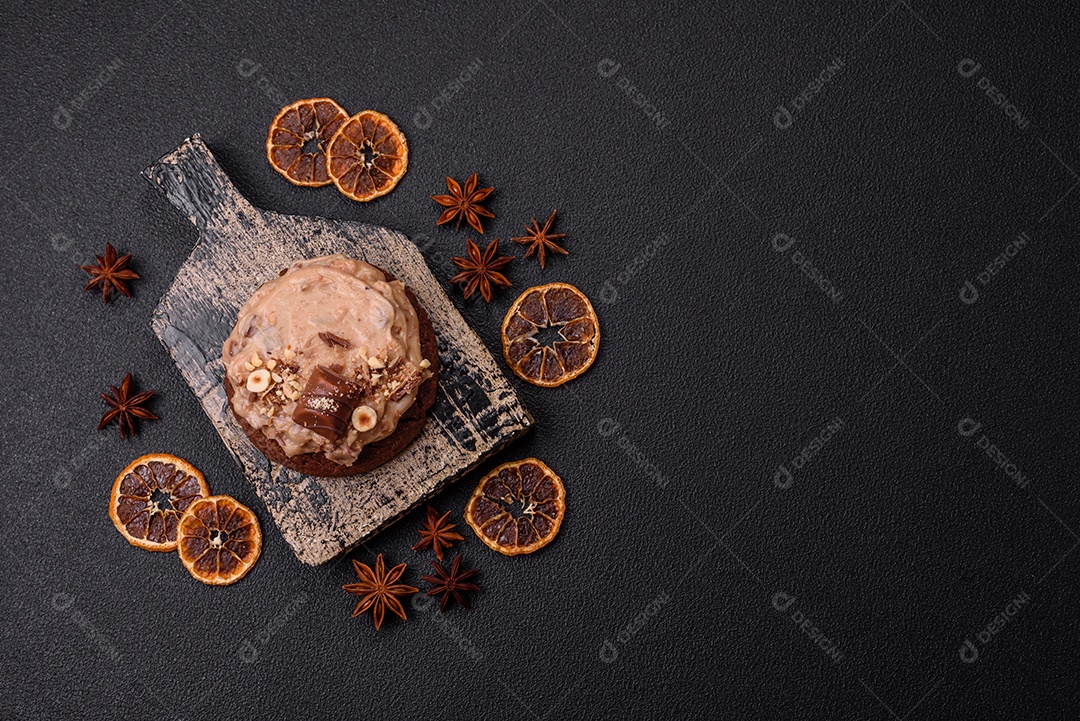 Biscoitos doces de aveia com creme de manteiga ou manteiga de amendoim e nozes em fundo de concreto escuro