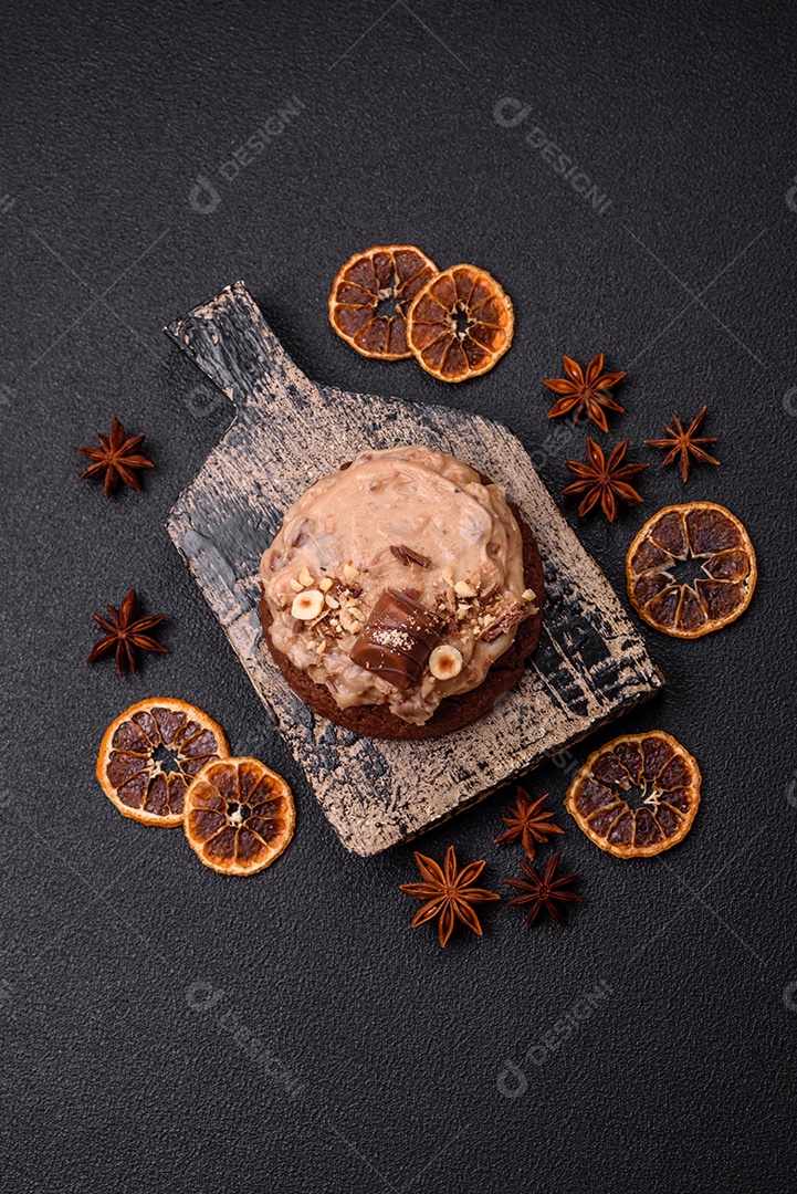 Biscoitos doces de aveia com creme de manteiga ou manteiga de amendoim e nozes em fundo de concreto escuro