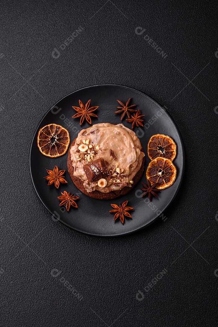 Biscoitos doces de aveia com creme de manteiga ou manteiga de amendoim e nozes em fundo de concreto escuro