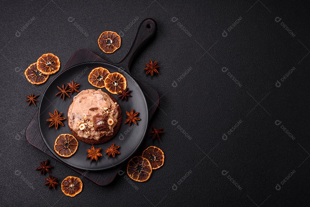 Biscoitos doces de aveia com creme de manteiga ou manteiga de amendoim e nozes em fundo de concreto escuro