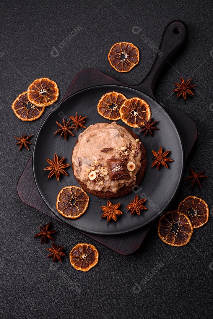 Biscoitos doces de aveia com creme de manteiga ou manteiga de amendoim e nozes em fundo de concreto escuro