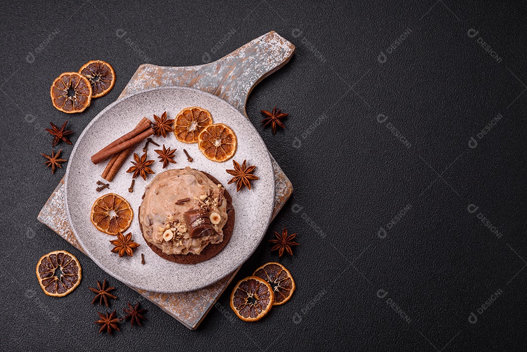 Biscoitos doces de aveia com creme de manteiga ou manteiga de amendoim e nozes em fundo de concreto escuro