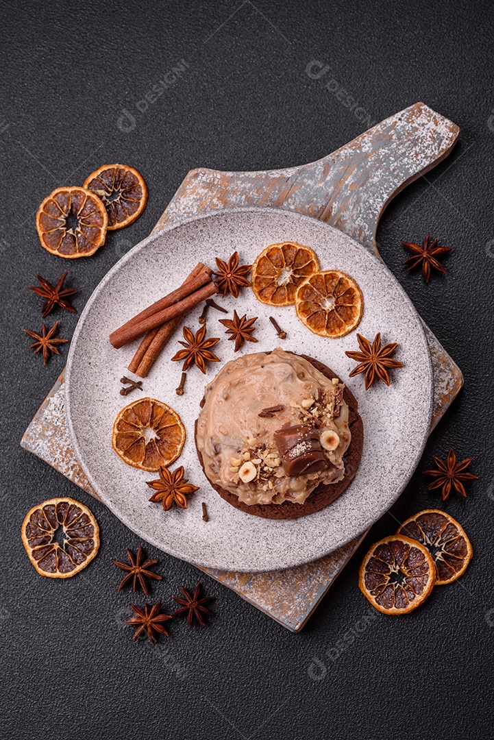 Biscoitos doces de aveia com creme de manteiga ou manteiga de amendoim e nozes em fundo de concreto escuro