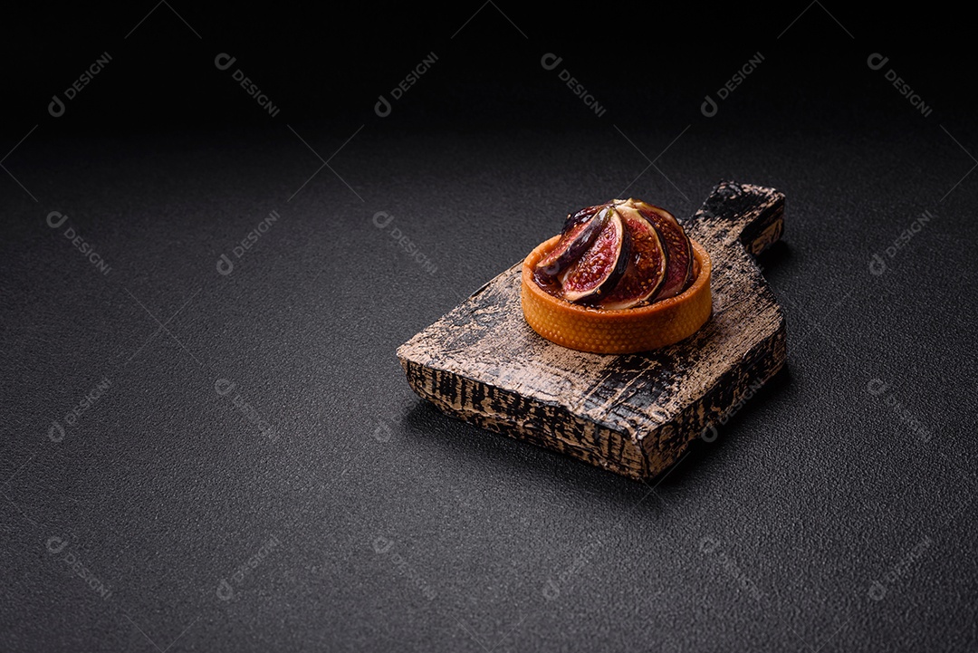 Torta doce com figos, creme de queijo e nozes