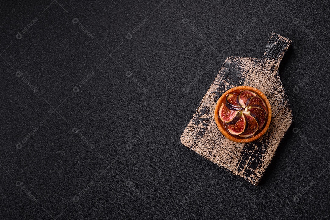 Torta doce com figos, creme de queijo e nozes