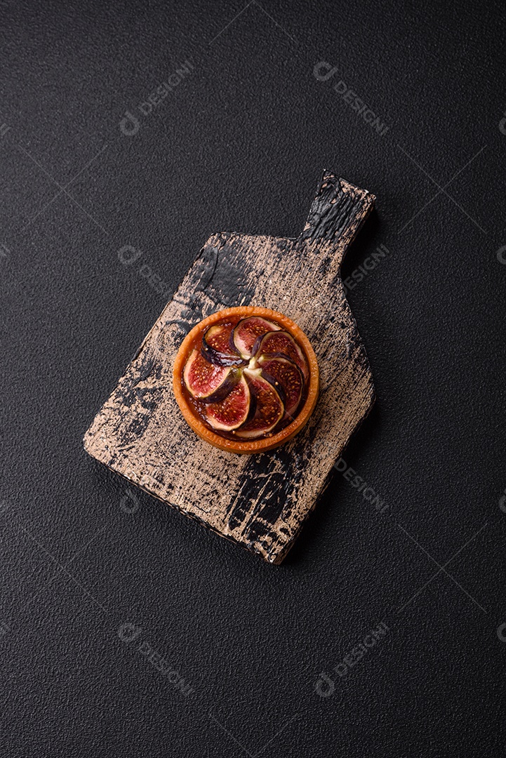 Torta doce com figos, creme de queijo e nozes