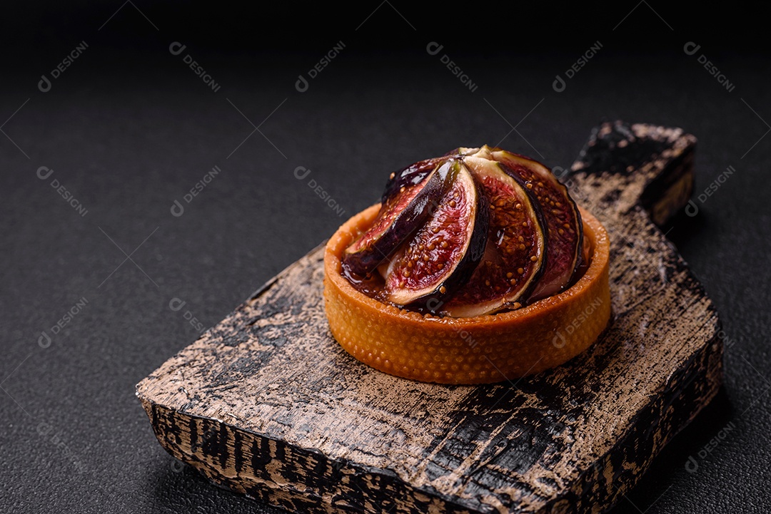 Torta doce com figos, creme de queijo e nozes