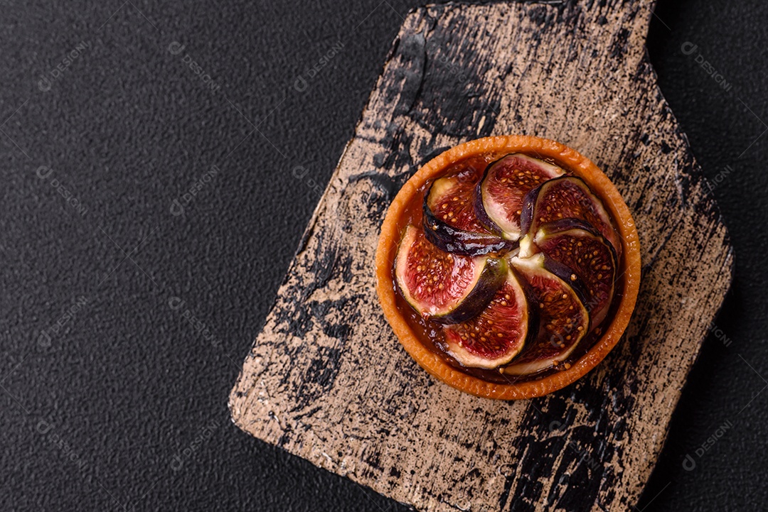 Torta doce com figos, creme de queijo e nozes