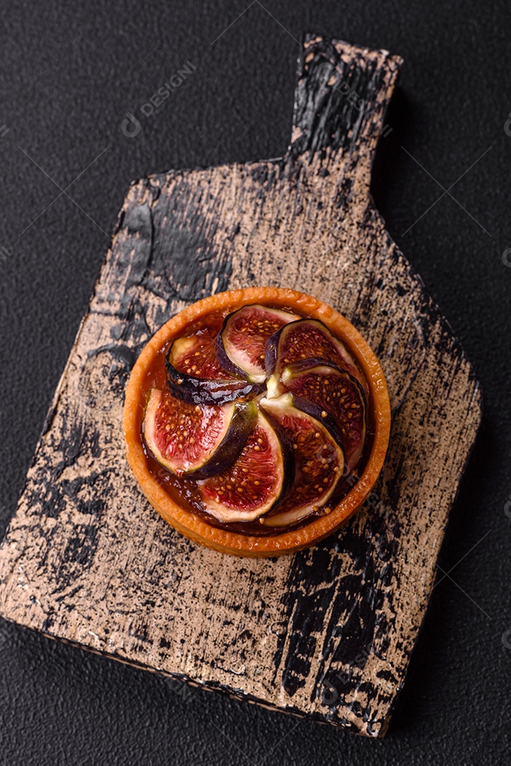 Torta doce com figos, creme de queijo e nozes