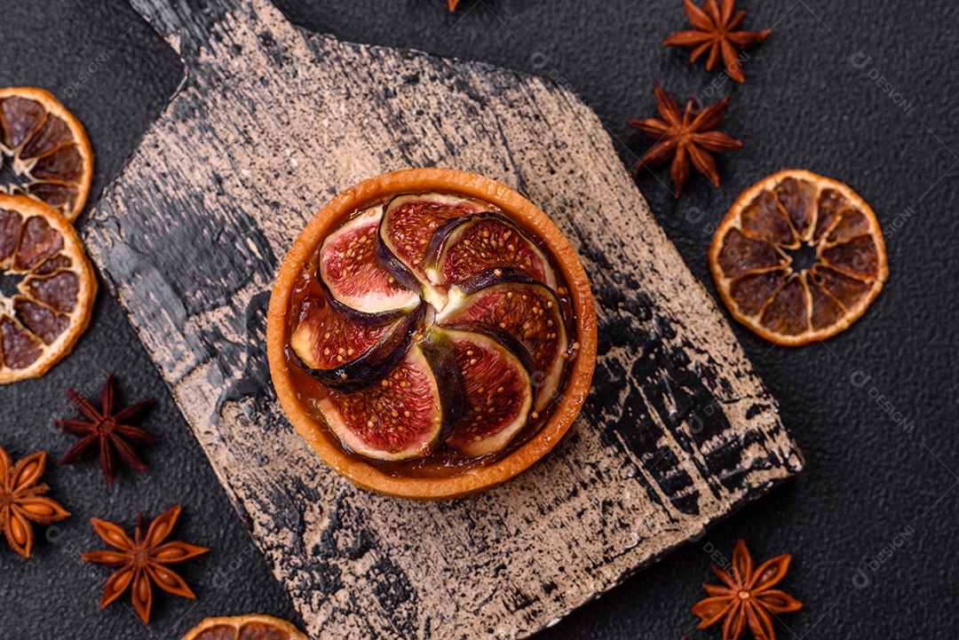 Torta doce com figos, creme de queijo e nozes