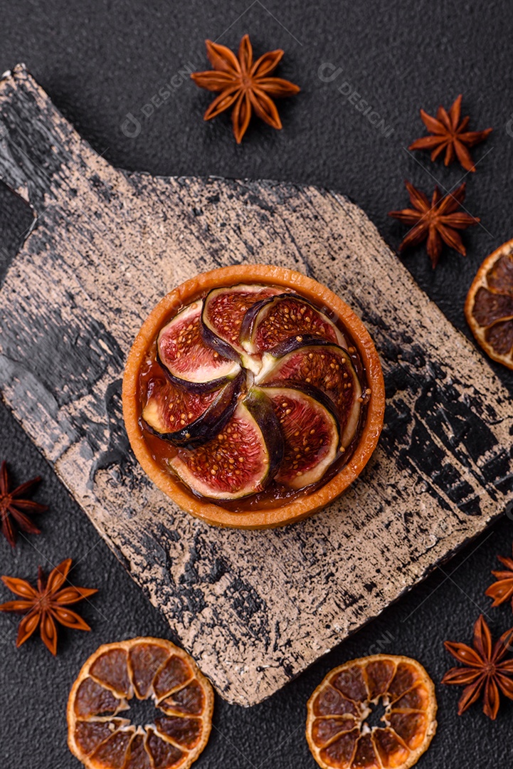 Torta doce com figos, creme de queijo e nozes