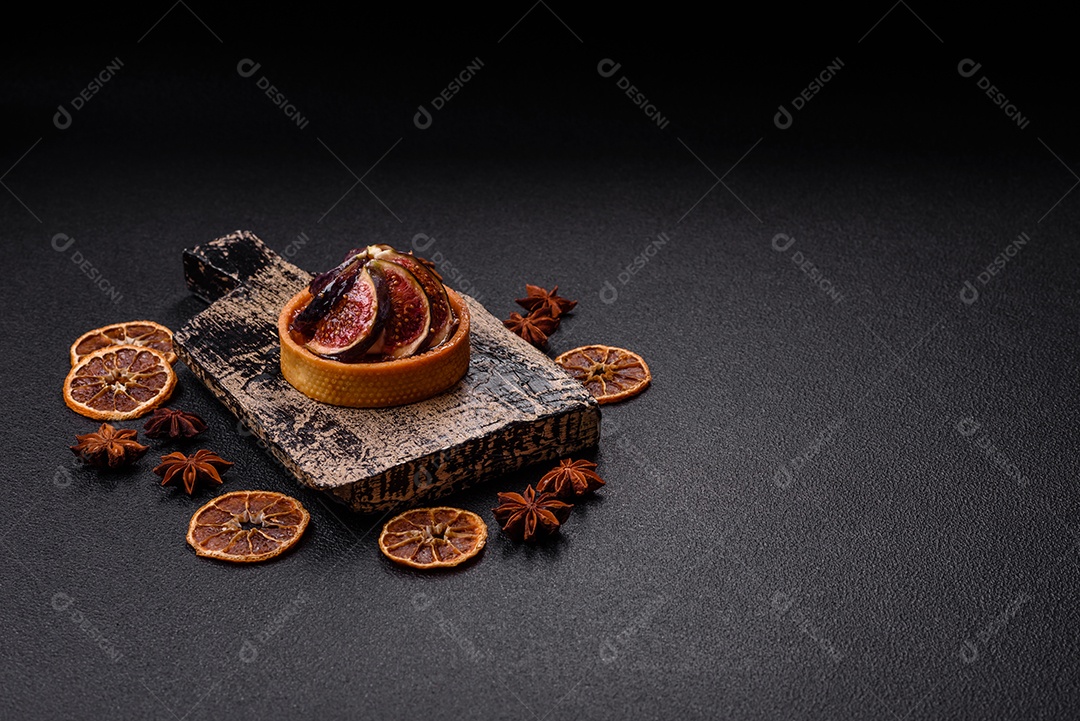 Torta doce com figos, creme de queijo e nozes