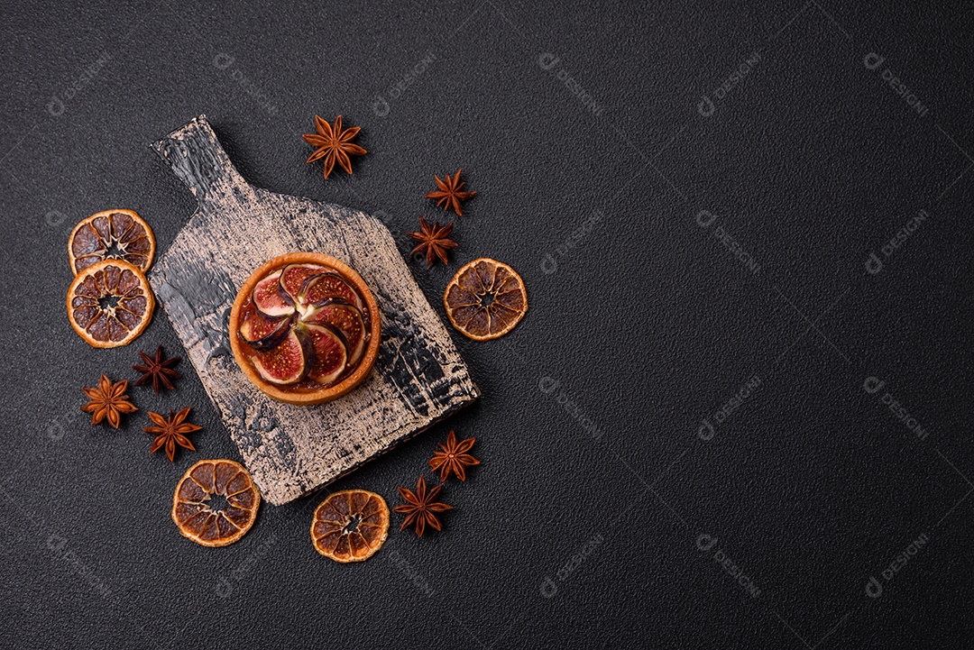 Torta doce com figos, creme de queijo e nozes