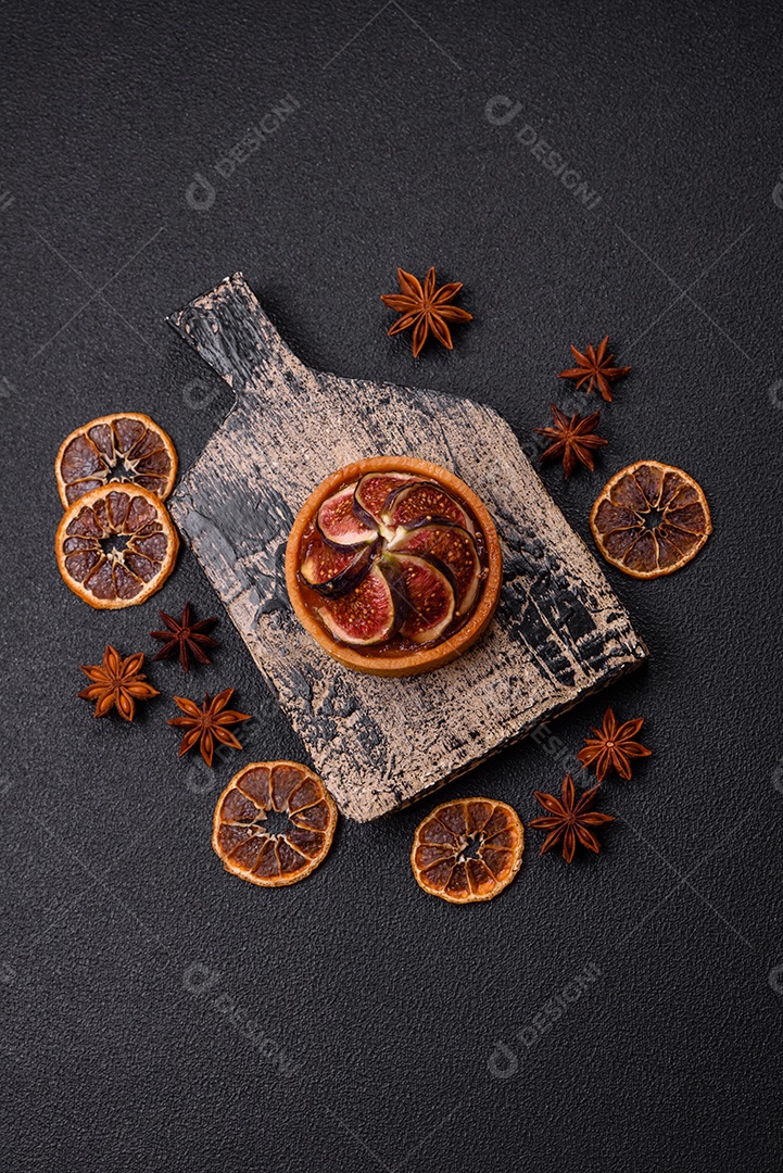 Torta doce com figos, creme de queijo e nozes