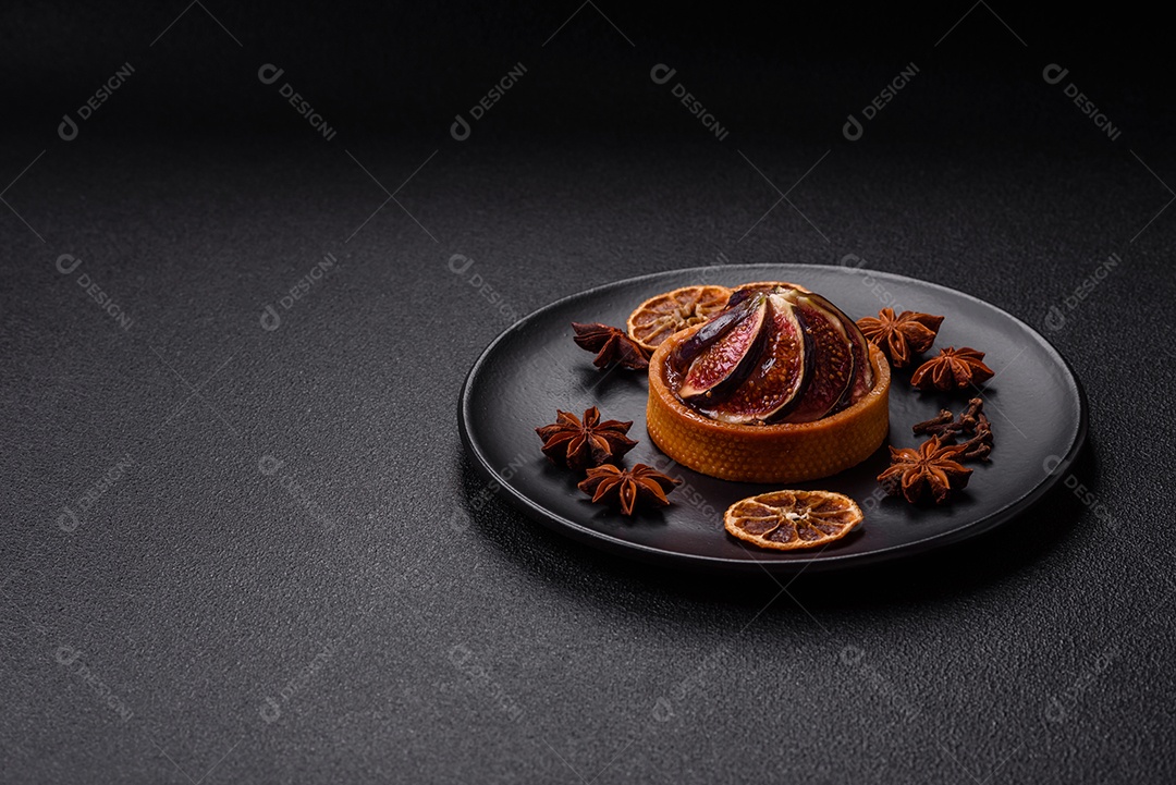 Torta doce com figos, creme de queijo e nozes