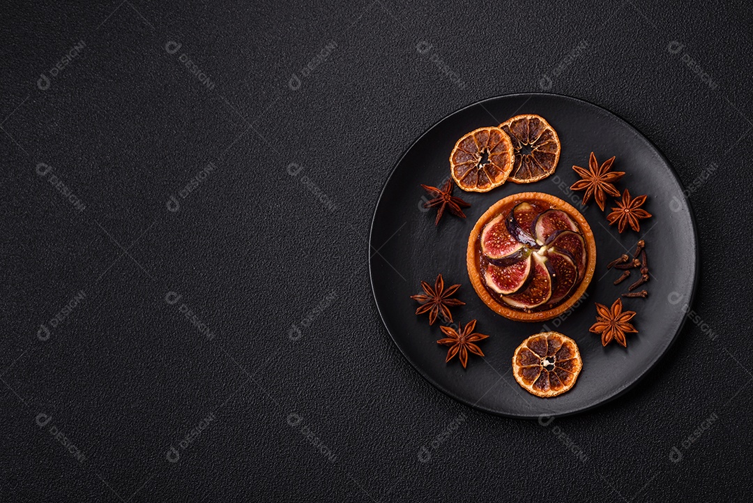 Torta doce com figos, creme de queijo e nozes