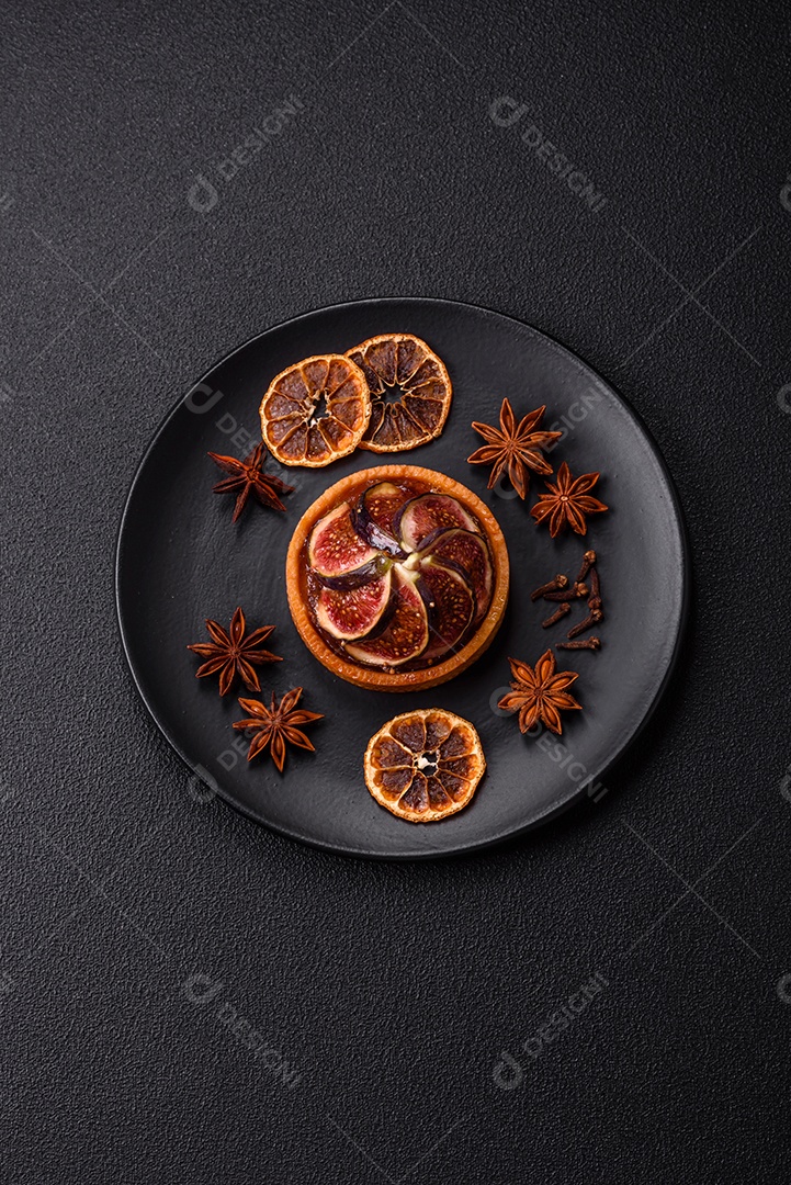 Torta doce com figos, creme de queijo e nozes