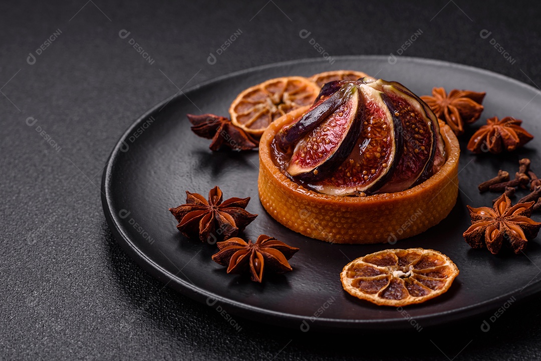 Torta doce com figos, creme de queijo e nozes