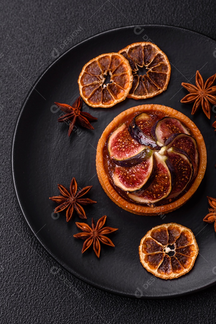 Torta doce com figos, creme de queijo e nozes