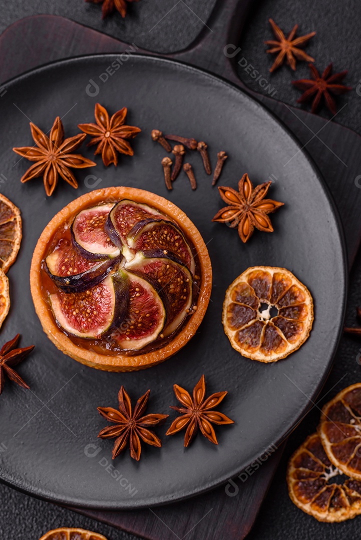 Torta doce com figos, creme de queijo e nozes