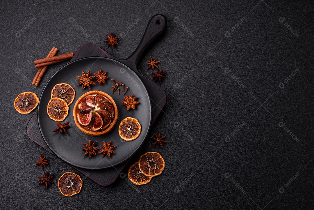 Torta doce com figos, creme de queijo e nozes