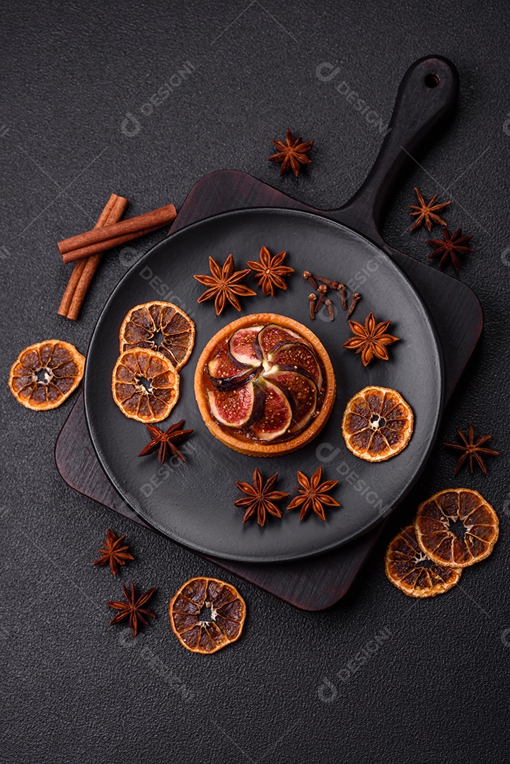 Torta doce com figos, creme de queijo e nozes