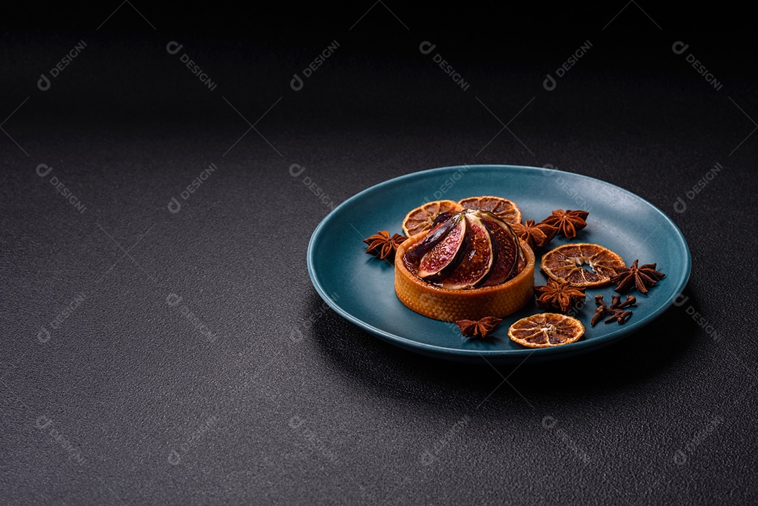 Torta doce com figos, creme de queijo e nozes