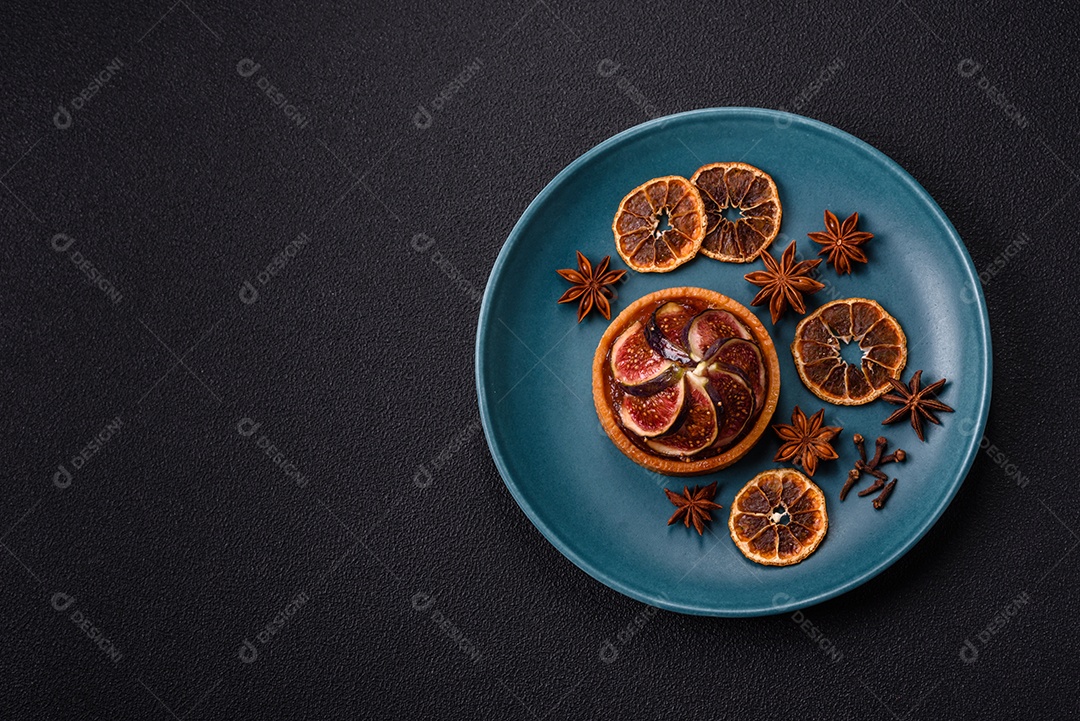 Torta doce com figos, creme de queijo e nozes