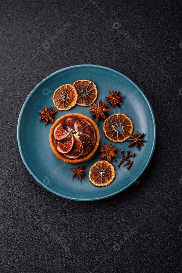 Torta doce com figos, creme de queijo e nozes