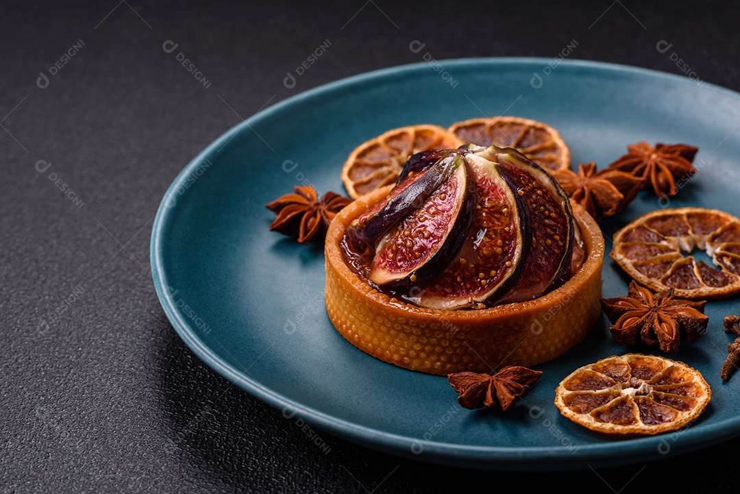 Torta doce com figos, creme de queijo e nozes
