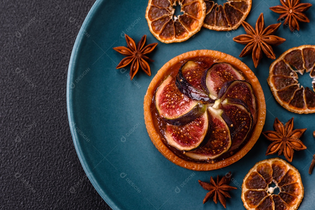 Torta doce com figos, creme de queijo e nozes