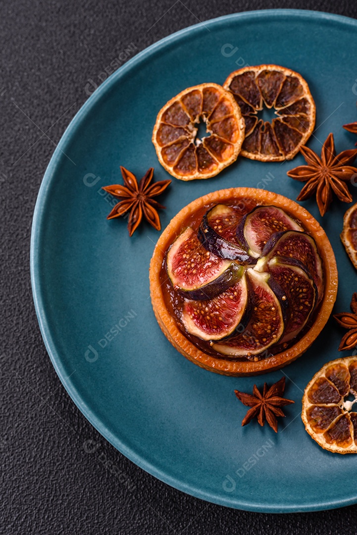 Torta doce com figos, creme de queijo e nozes