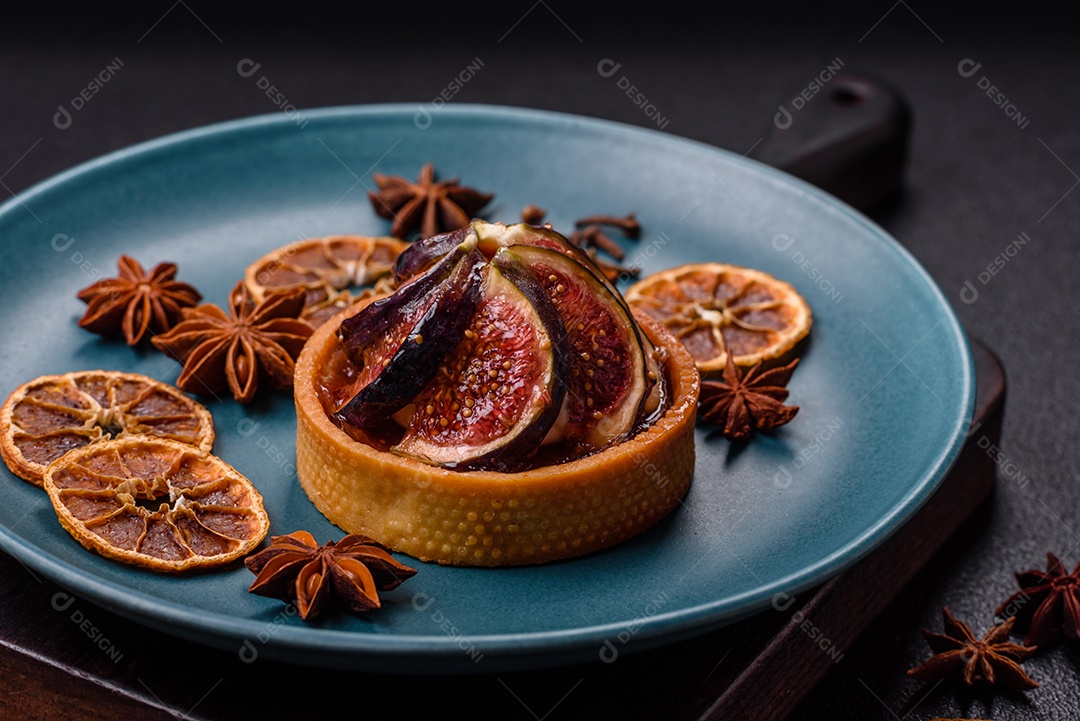 Torta doce com figos, creme de queijo e noze