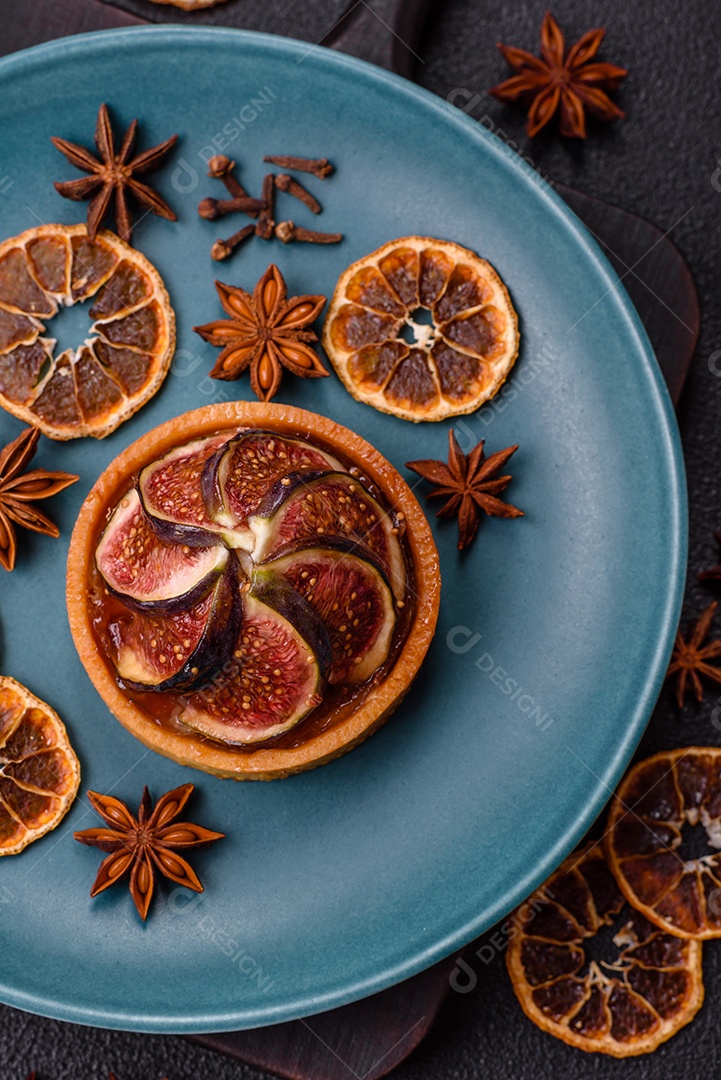 Torta doce com figos, creme de queijo e nozes