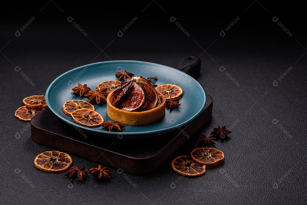 Torta doce com figos, creme de queijo e nozes