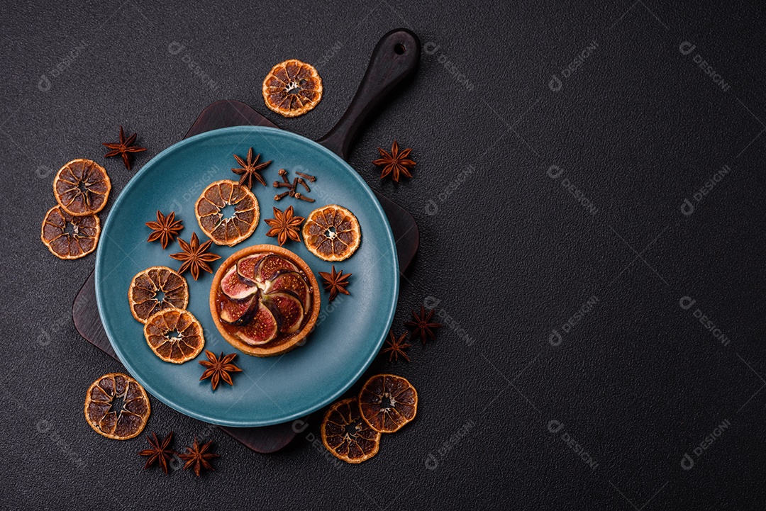 Torta doce com figos, creme de queijo e nozes