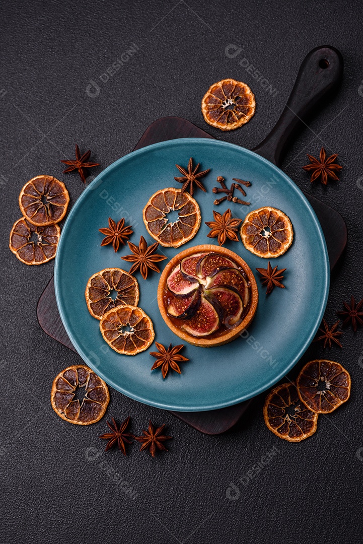 Torta doce com figos, creme de queijo e nozes