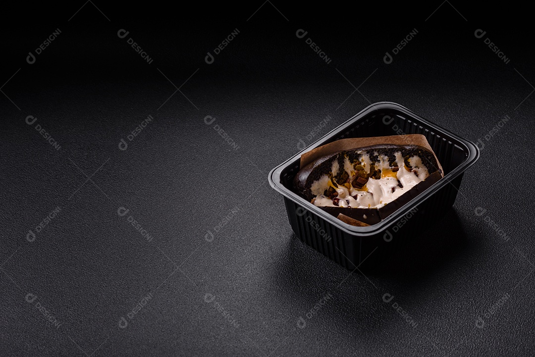 Sanduíche com rosbife no pão brioche e molho vitello tonato