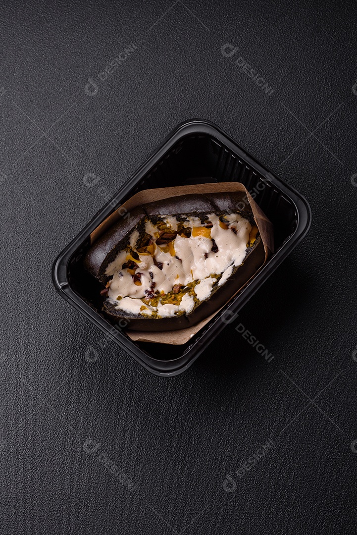 Sanduíche com rosbife no pão brioche e molho vitello tonato